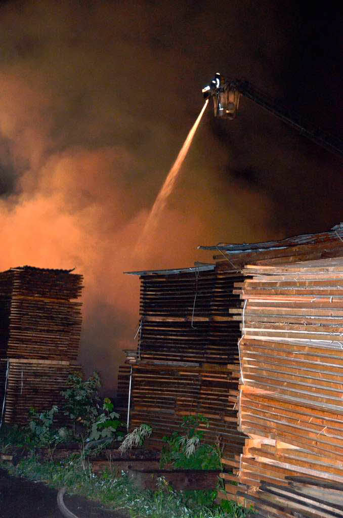 Grobrand im Schwarzwald: Die Lagerhalle eines Sgewerks in St. Blasien ist abgebrannt.