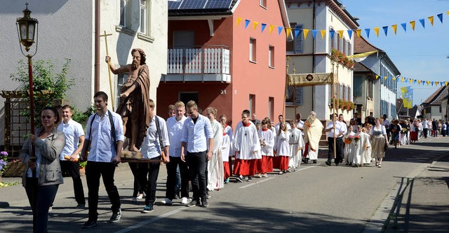 Forchheim.   Sakramentsprozession in F...i-Statue die von Jugendliche getragen.  | Foto: Roland Vitt