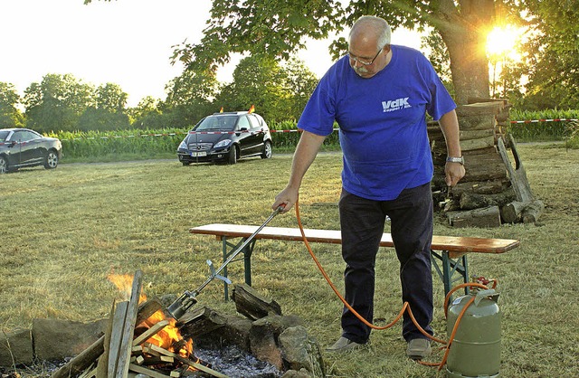 Das Feuer wird mit  technischer Hilfe entzndet.   | Foto: Adrian Hofmann