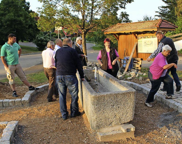 Die Neugestaltung des Brunnenplatzes b...ei einer Ortsbesichtigung feststellte.  | Foto: Christa Maier