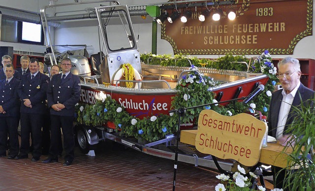 <Text>Pfarrer Eugen Storm (rechts) seg...gsboot fr Feuerwehr und DLRG.</Text>   | Foto: Ute Aschendorf