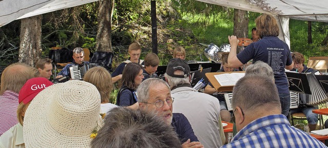 Auch das Harmonikaorchester Husern un...beim Waldfest des Schwarzwaldvereins.   | Foto: Barbara Weber