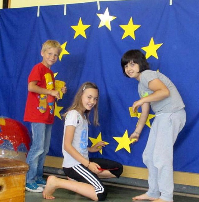 Stern um Stern hefteten die Kndringer...tklssler auf die europische Flagge.   | Foto: Schule