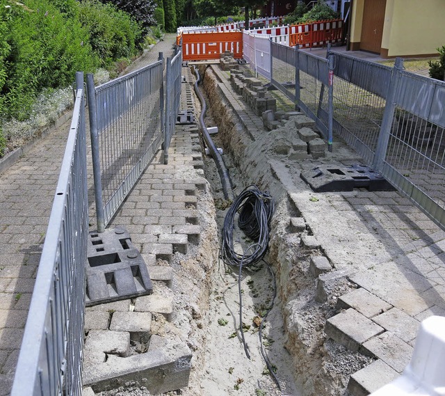 Der Zugang  zu  vier Wohneinheiten ist...lle fr die dort geparkten Fahrzeuge.   | Foto: Erhard Morath