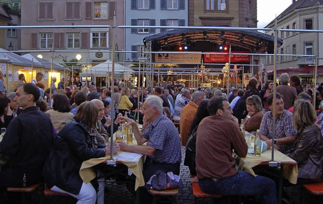Gemtlich feiern lsst es sich beim Brckenfest in der Bad Sckinger Altstadt.   | Foto: Archivfoto: Hildegard Siebold