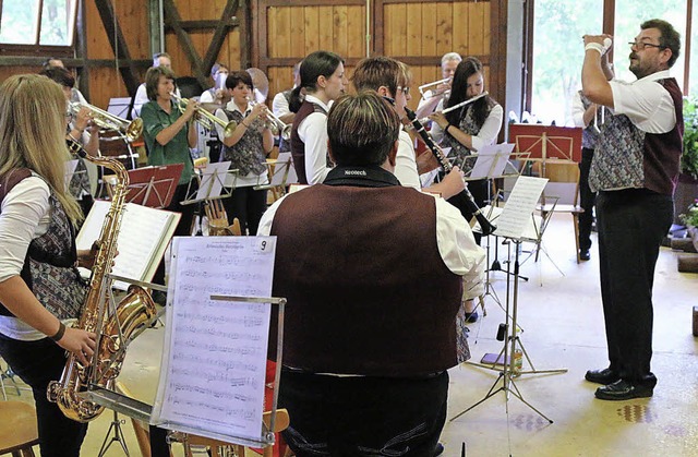 Der Musikverein  Rohmatt mit Dirigent ...r lngeren Pause  wieder in Wies auf.   | Foto: hans-Jrgen Hege, anne osswald