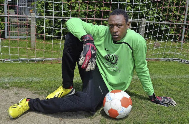 Jaufaru Burama, Flchtling aus Togo, l...und spielt Fuball in Freiburg-Ebnet.   | Foto: Anja Bochtler