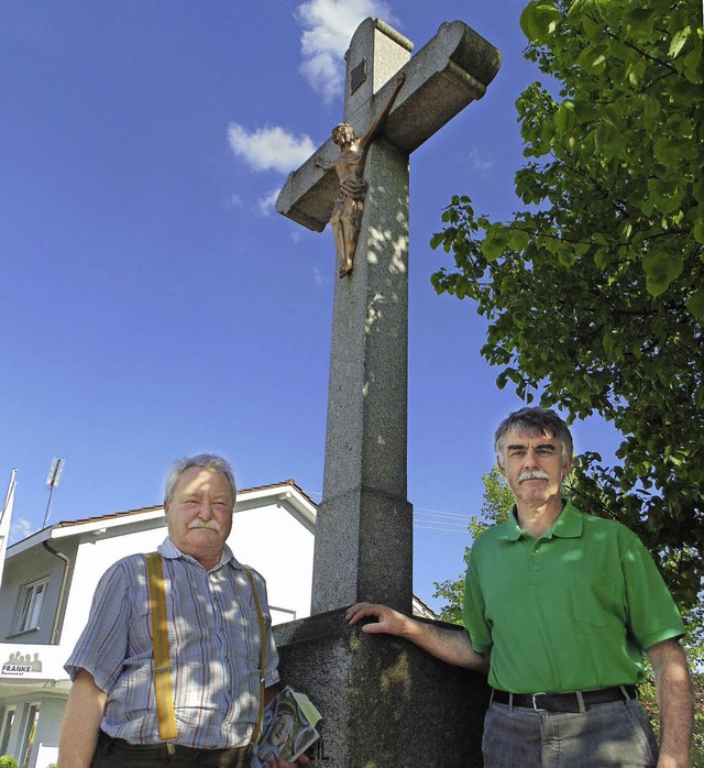 Hans-Joachim Mller (links) und Winfri...eten Wegekreuz an der Luttinger Strae  | Foto: Michael Gottstein