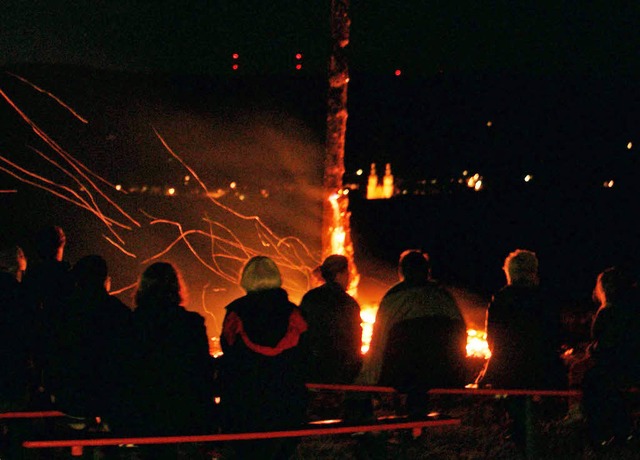 Zahlreiche Besucher verbrachten die Na...im Sonnwendfeuer auf dem Hochgericht.   | Foto: John