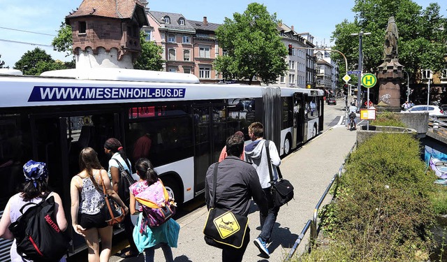 Ein Pulk Schler strmt auf der Schwabentorbrcke zum neuen Ringbus.   | Foto: Thomas Kunz