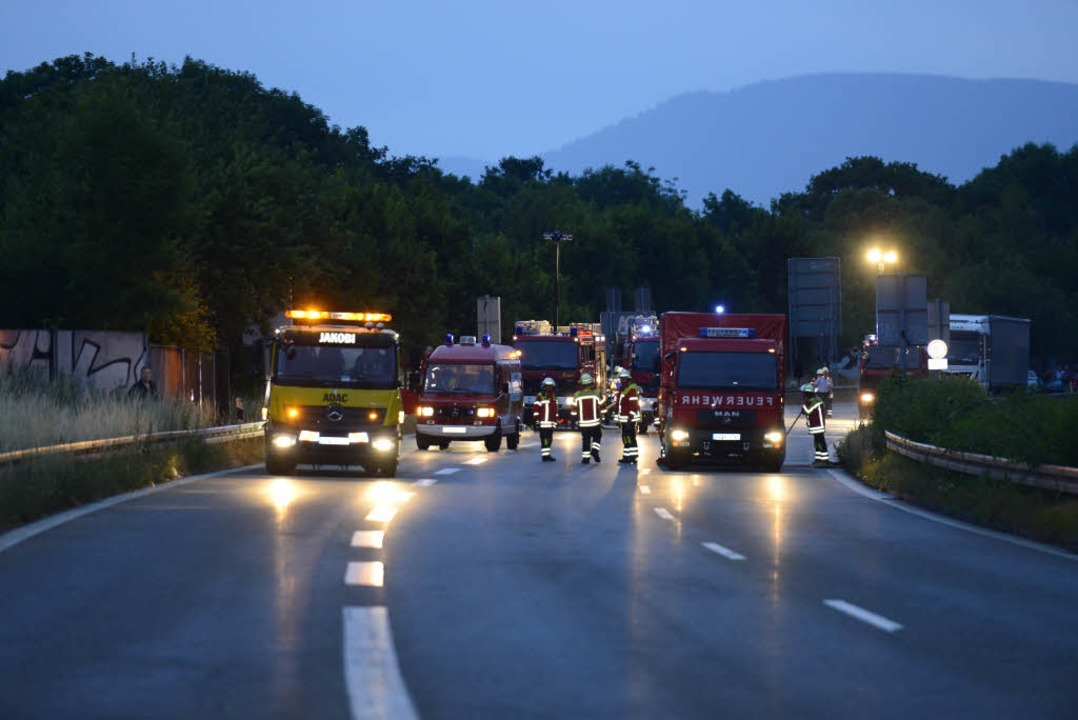 Feuerwehreinsatz am  Kappler Knoten au...31: Ein Mercedes war in Brand geraten.  | Foto: Ingo Schneider