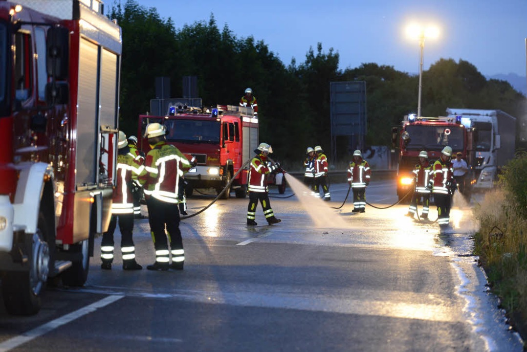 Feuerwehreinsatz am  Kappler Knoten au...31: Ein Mercedes war in Brand geraten.  | Foto: Ingo Schneider