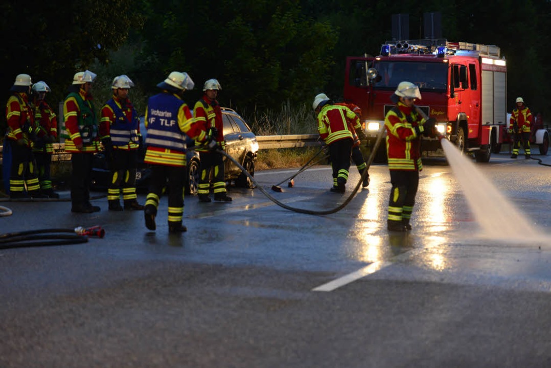 Feuerwehreinsatz am  Kappler Knoten au...31: Ein Mercedes war in Brand geraten.  | Foto: Ingo Schneider