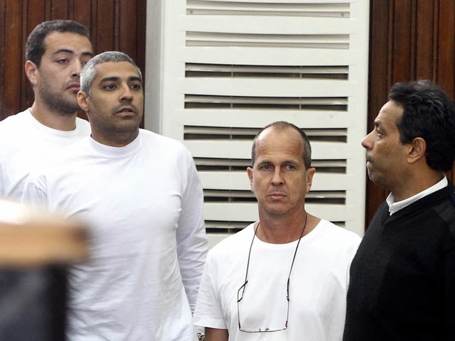 Die Journalisten Baher Mohammed, Moham... Peter Greste (von links) vor Gericht   | Foto: DPA