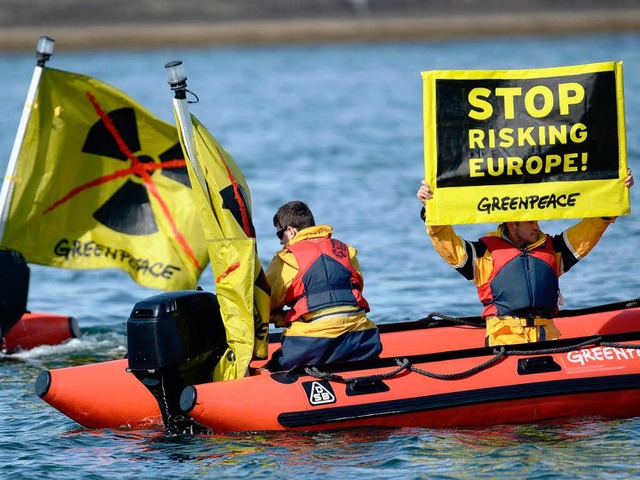 Atomkraftgegner vor dem Kraftwerk in F...n kam es auch in Colmar zu Protesten.   | Foto: dpa