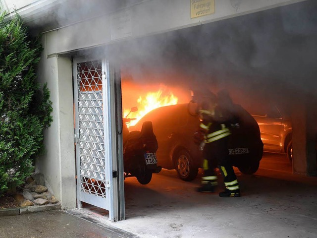 Feuerwehr lscht mit schwerem Atemschutz.  | Foto: Volker Mnch