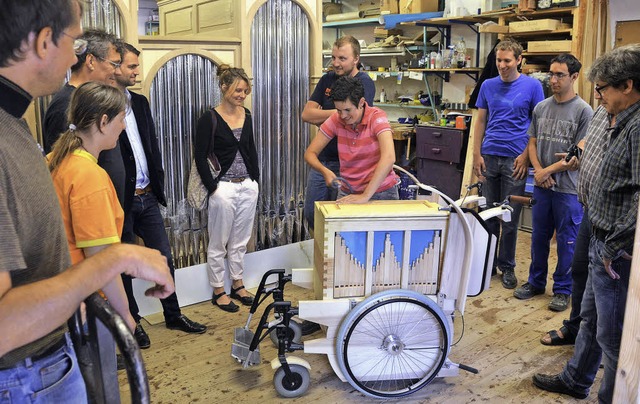 Ein umgebauter Rollstuhl ist das Fahrg...der Orgelwerkstatt Jger und Brommer.   | Foto: Sylvia Timm