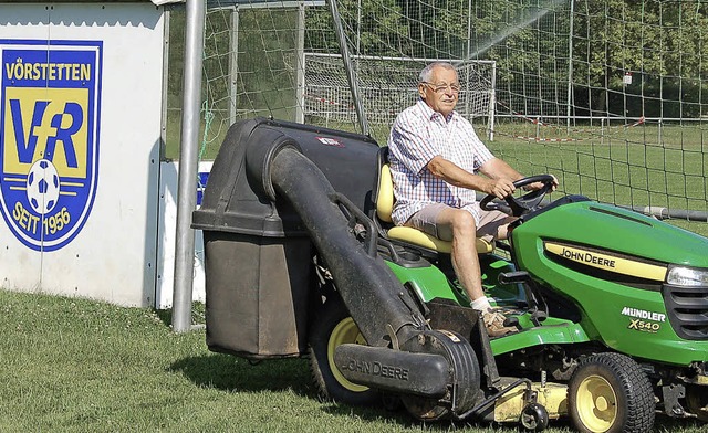 Rolf Gro pflegt seit Jahren den VfR-Rasenplatz in Vrstetten.   | Foto: Pia Grttuinger