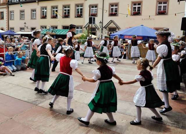 Mitten im Geschehen: Die Kindertrachte...beim Dorffest in St. Peter Tnze auf.   | Foto: Franziska Lffler