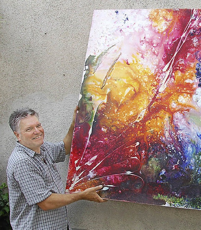 Gerhard Hanemann beim Aufhngen eines der Kunstwerke   | Foto: FREY