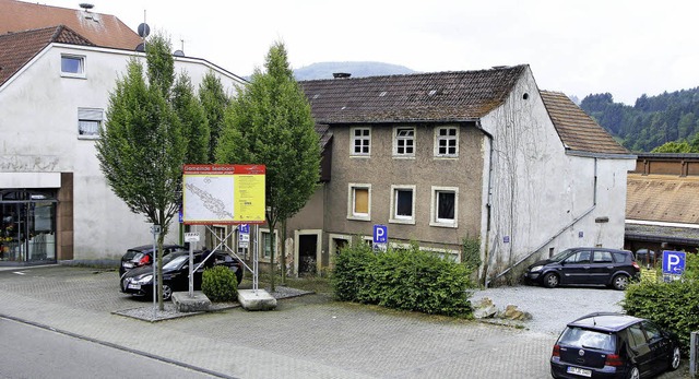 Das alte Haus soll abgerissen werden: Beim NKD sind Parkpltze geplant.   | Foto: heidi fssel