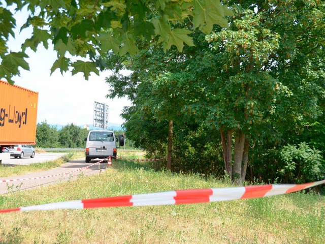 Der abgesperrte Tatort: der Parkplatz beim Grenzbergang bei Neuenburg   | Foto: Babeck-Reinsch