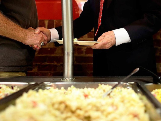 Einmal vollladen: Buffets laden zur Vllerei ein.  | Foto: AFP