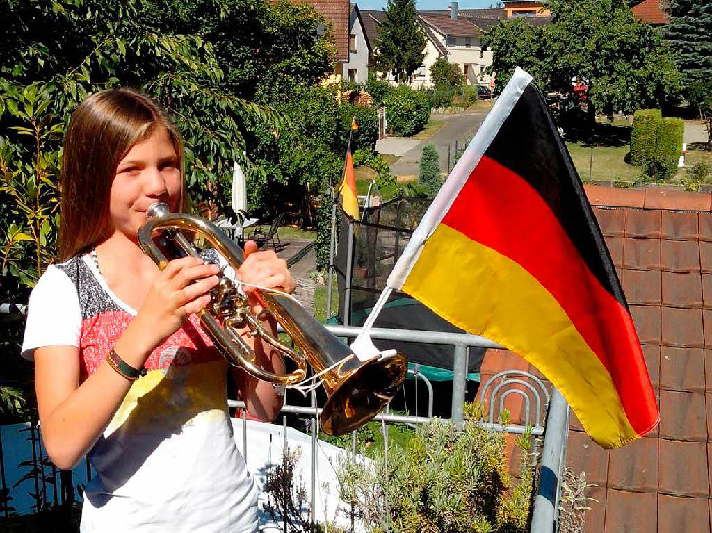 Anne Wieber aus Kappel beim ben der deutschen Nationalhymne