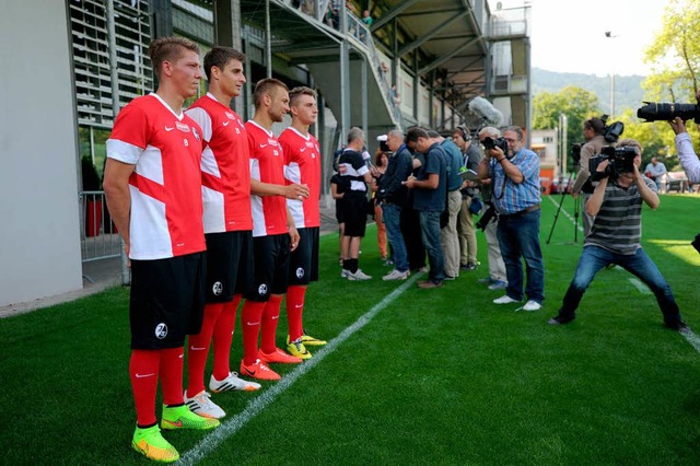 In einer Reihe: Mike Frantz, Sebastian... beim Trainingsauftakt den Fotografen   | Foto: Schn