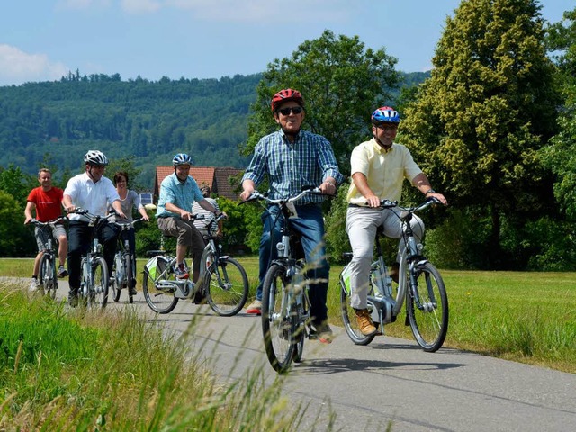 Die Vertreter der Kommunen haben sichtlich Spa auf ihren E-Bikes.  | Foto: Julia Dreier