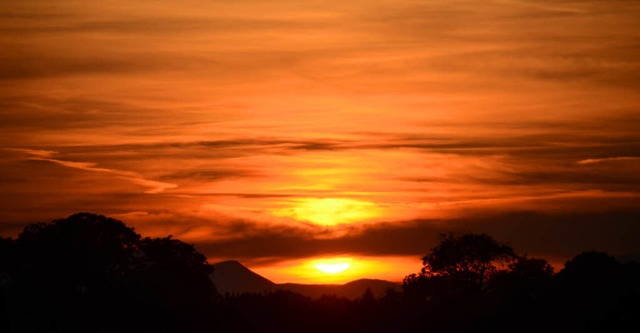 Endingenn. Sonnenuntergang, es scheint  der Himmel brennt.  | Foto: Roland Vitt