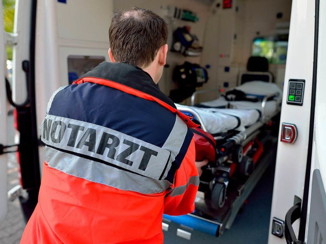 Der junge Mann wurde schwer verletzt ins Krankenhaus transpotiert.  | Foto: Verwendung weltweit, usage worldwide