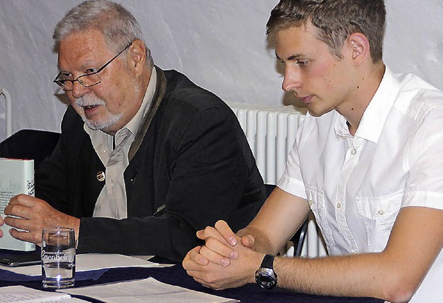 Patrick Wieczorek (rechts) und Wilfried Holzmann lesen.   | Foto: e. sieberts
