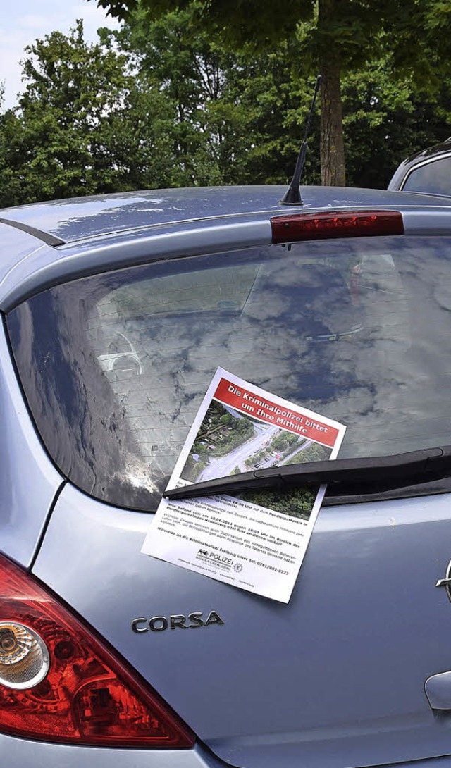 Auf dem Parkplatz, wo der 27-jhrige m...e Polizei Zeugenaufrufe an die Autos.   | Foto: Ehrlich