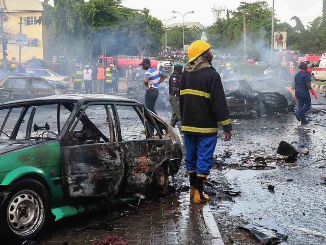 Nach dem Anschlag: Trmmerfeld in Abuja.  | Foto: dpa