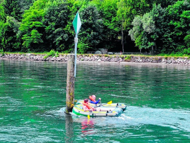 Zwei Beamte  der Wasserpolizei haben  ...n Wiffen hngen bleiben und kentern.    | Foto: Herr