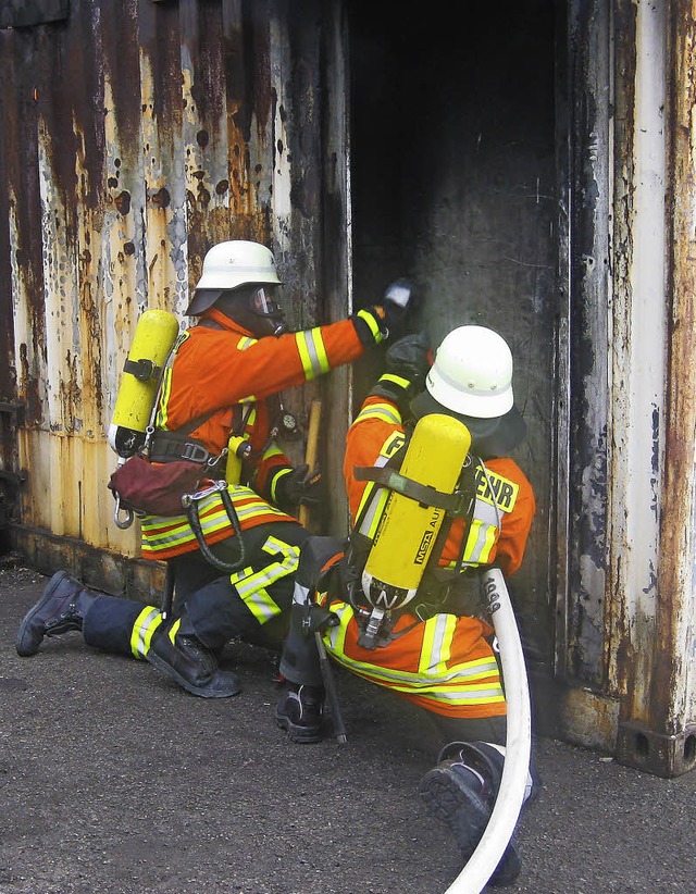 Bahlinger Feuerwehrleute bei einer Ein...gszentrum im Gewerbepark in  Eschbach   | Foto: Feuerwehr