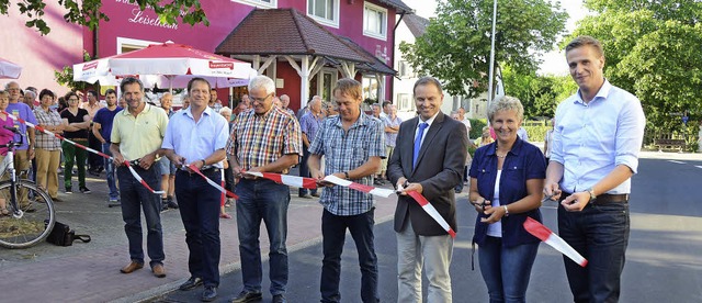 Leiselheim. Das Band ist durchschnitte...ndreas Gtz daneben  Heinrich Grumber.  | Foto: Roland Vitt