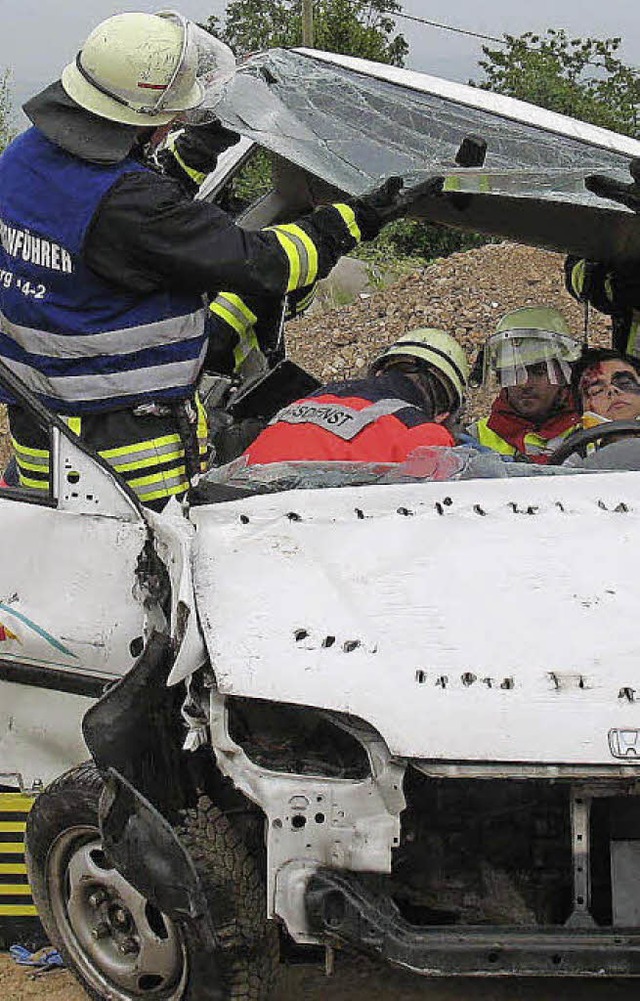 Einen Unfall bei einer Autorally simulierte die Feuerwehr Murg in Hnner.   | Foto: Oldenburg