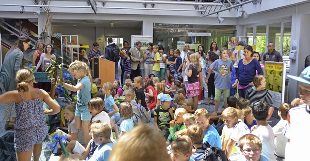 Im Rathaus begrte die Brgermeisteri...der Schulkunsttage zahlreiche Kinder.   | Foto: valerie holtz