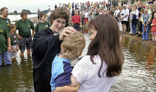 Das Bild zeigt eine Taufe im Jahr 2002...Elbe &#8211; mit reichlich Zuschauern.  | Foto: archivfoto: dpa