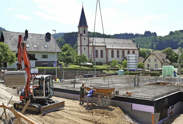 Das Fundament steht: Mitten in Schweighausen entsteht ein groer Neubau.   | Foto: christoph breithaupt