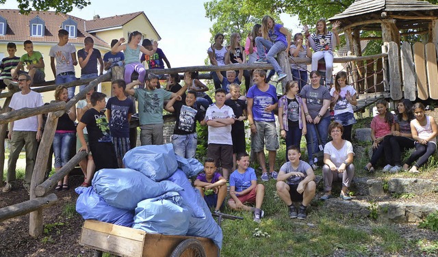 In blauen Scken verpackt liegt der Ab...esammelt haben, auf einem Leiterwagen.  | Foto: Vera Siebnich