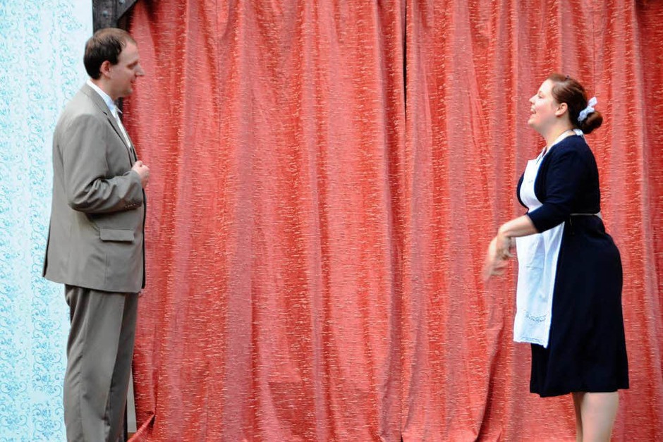 Mongicourt (Lutz Konkol) möchte seinen Kollegen besuchen, Toinette (Simone Bockstahler) sieht da ein kleines Problem. (Foto: Sylvia-Karina Jahn) Mongicourt (Lutz Konkol) möchte seinen Kollegen besuchen, Toinette (Simone Bockstahler) sieht da ein kleines Problem. (Foto: Sylvia-Karina Jahn)