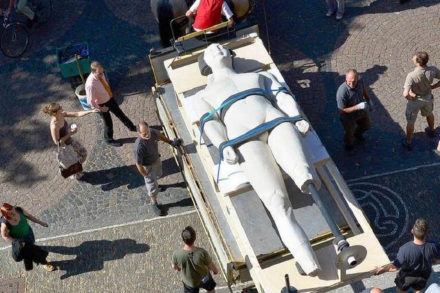 Riesenstatue der Uni zieht um: Eine kolossale Fracht