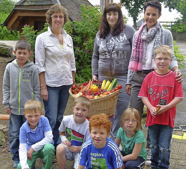 Friederike Lanz (hinten rechts) freut ...Nahrung an der Schule in Hinterzarten.  | Foto: Privat