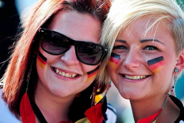 Fotos: Fangesichter von der Freiburger Public-Viewing-Meile