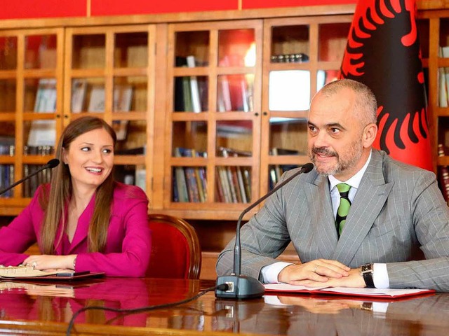 Optimistisch: Albaniens Premier Edi Ra... Integrationsministerin Klajda Gjosha   | Foto: DPA