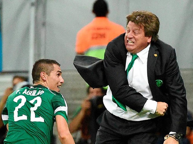 Miguel Herrera (rechts) und Verteidige...en bisher reichlich Grund zur Freude.   | Foto:  AFP