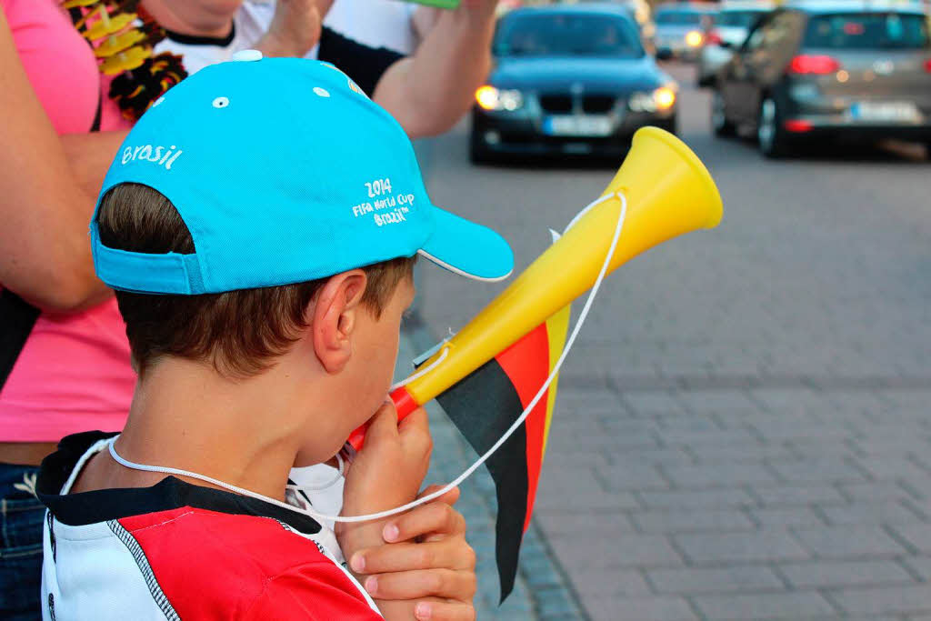 Freude bei den Fuballfans: Eindrcke vom Autokorso nach dem WM-Spiel Deutschland/USA